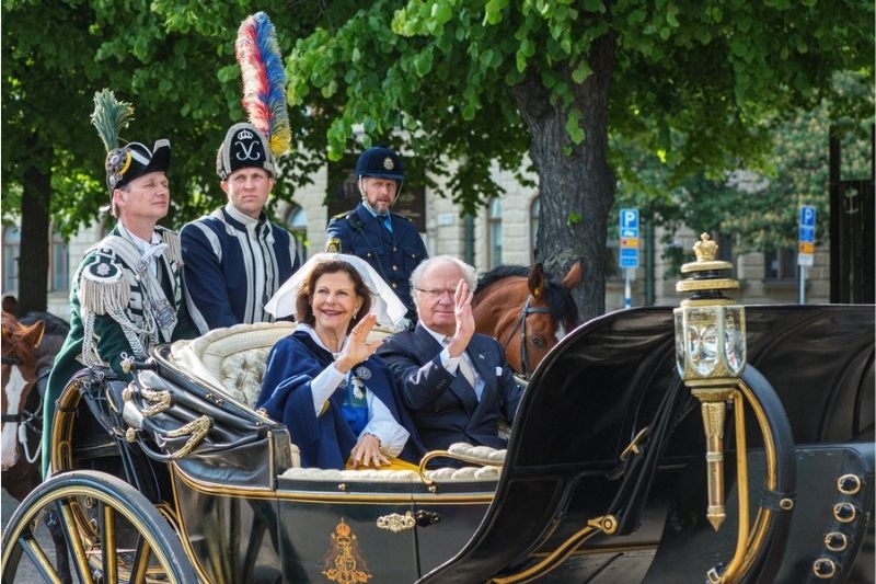 The Most Famous Royal Families in the World #beverlyhills #beverlyhillsmagazine #bevhillsmag #mosfamousroyalfamilies #queenelizabethII #Japaneseimperialfamily