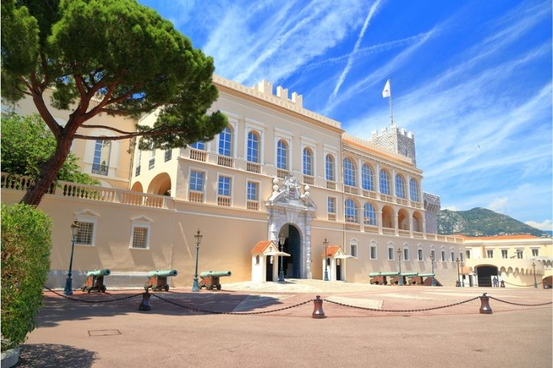 The Most Famous Royal Families in the World #beverlyhills #beverlyhillsmagazine #bevhillsmag #mosfamousroyalfamilies #queenelizabethII #Japaneseimperialfamily