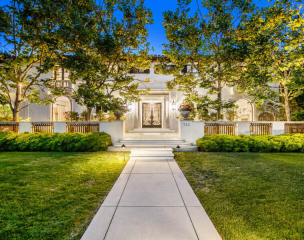 The Prettiest Beverly Hills Mansion © Jennifer Mann, The Luxury Level, TopTenRealEstateDeals.com The Prettiest Beverly Hills Mansion #BeverlyHills, #LuxuryHomes, #DreamHome, #LuxuryLiving, #MansionGoals, #LuxuryRealEstate, #MillionaireLifestyle