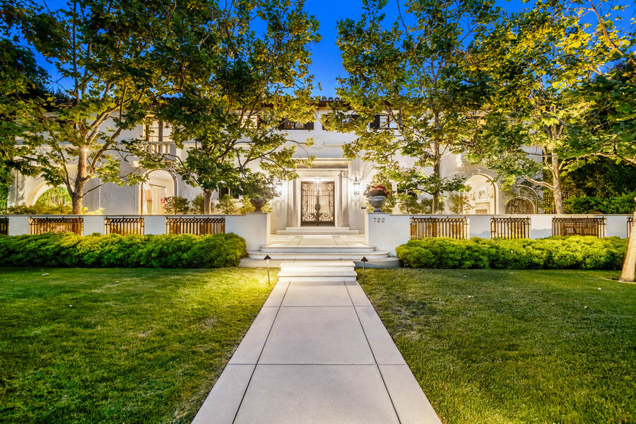 The Prettiest Beverly Hills Mansion #BeverlyHills, #LuxuryHomes, #DreamHome, #LuxuryLiving, #MansionGoals, #LuxuryRealEstate, #MillionaireLifestyle