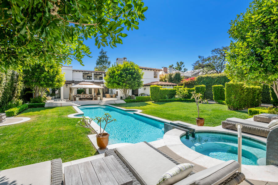 The Prettiest Beverly Hills Mansion #BeverlyHills, #LuxuryHomes, #DreamHome, #LuxuryLiving, #MansionGoals, #LuxuryRealEstate, #MillionaireLifestyle