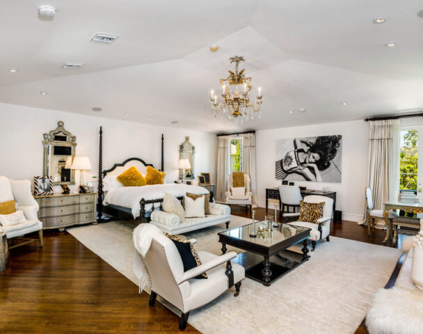 The Prettiest Beverly Hills Mansion © Jennifer Mann, The Luxury Level, TopTenRealEstateDeals.com The Prettiest Beverly Hills Mansion #BeverlyHills, #LuxuryHomes, #DreamHome, #LuxuryLiving, #MansionGoals, #LuxuryRealEstate, #MillionaireLifestyle