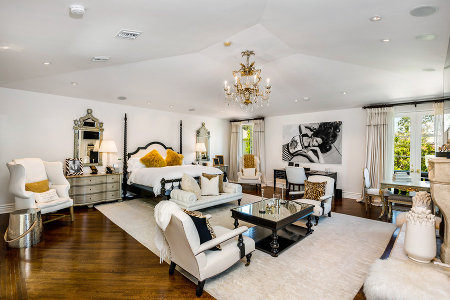The Prettiest Beverly Hills Mansion #BeverlyHills, #LuxuryHomes, #DreamHome, #LuxuryLiving, #MansionGoals, #LuxuryRealEstate, #MillionaireLifestyle