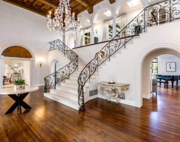 The Prettiest Beverly Hills Mansion © Jennifer Mann, The Luxury Level, TopTenRealEstateDeals.com The Prettiest Beverly Hills Mansion #BeverlyHills, #LuxuryHomes, #DreamHome, #LuxuryLiving, #MansionGoals, #LuxuryRealEstate, #MillionaireLifestyle