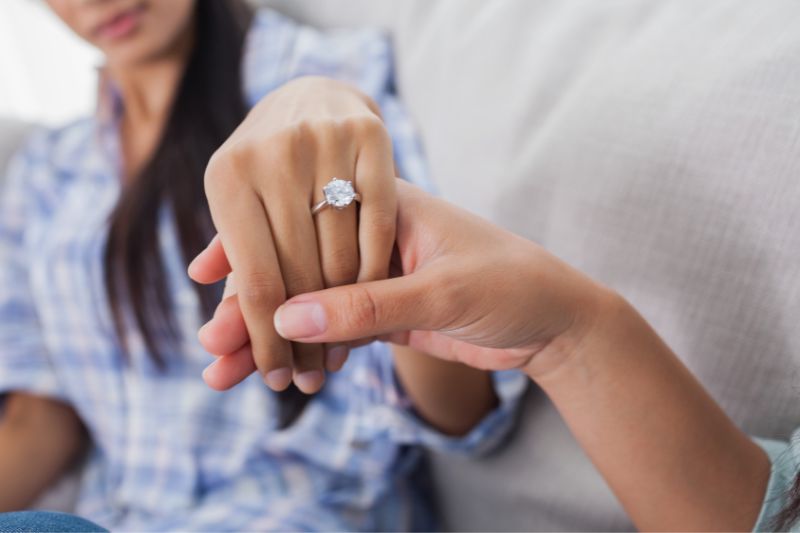 The Smarter Way to Buy Engagement Rings #beverlyhills #beverlyhillsmagazine #engagementrings #rarecarat #2caratdiamond #diamondengagementring #piecesofjewelry