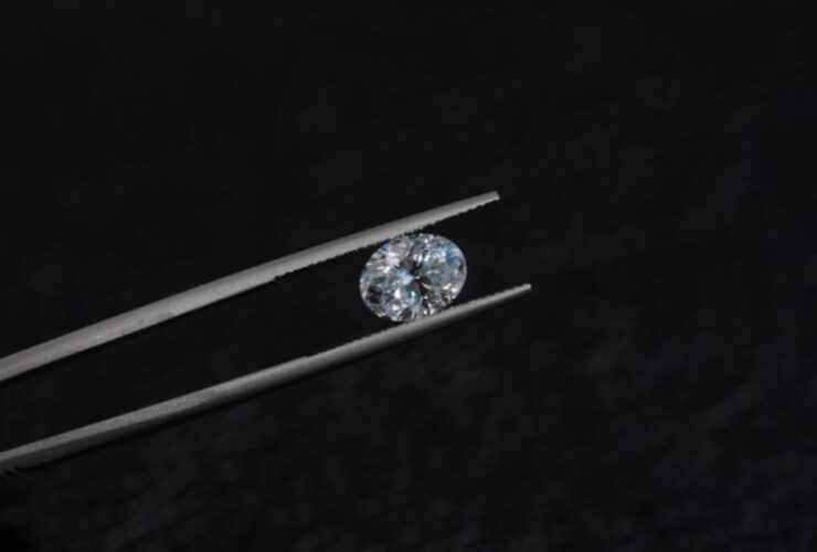 The Versatility of Oval-cut Diamonds #beverlyhills #beverlyhillsmagazine #oval-cutdiamonds #beautifulnecklace #stunningpairofearrings #rangeofjewelrystyles