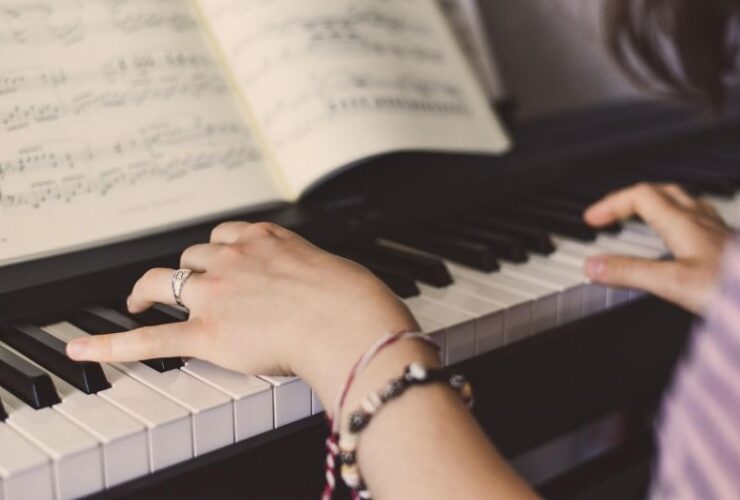 Tips On How To Play The Piano Like A Professional #beverlyhills #beverlyhillsmagazine #qualitypiano #playthepiano #playpianolikeaprofessional #digitalpiano #traditionalpiano #improveyourplayingskills #bevhillsmag