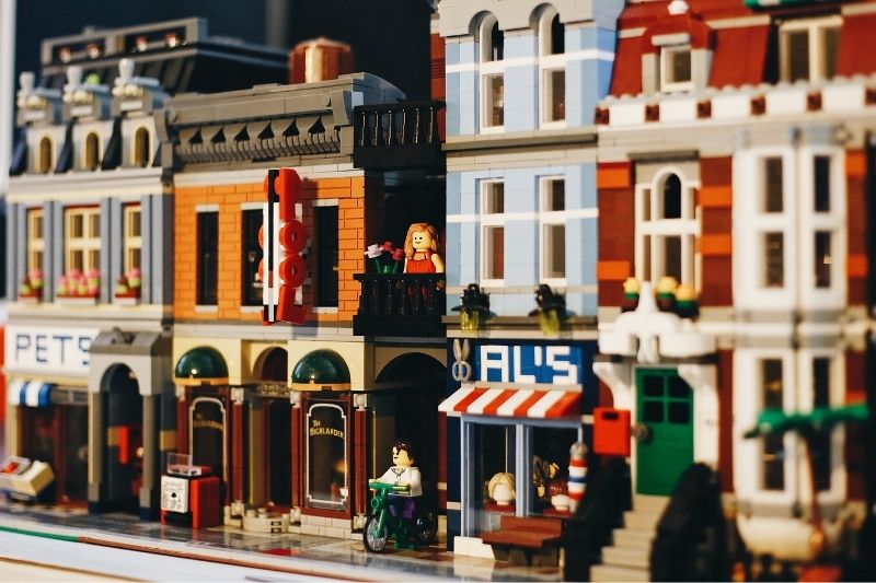 Tips for Organizing a Lego Convention #beverlyhills #beverlyhillsmagazine #bevhillsmag #legoconvention #legodisplay #legoenthusiast #legoconstruct