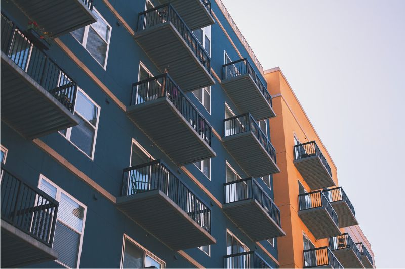 Tips for Travelers to Rent an Apartment in Los Angeles #beverlyhills #beverlyhillsmagazine #rentanapartment #rentingacar #rentalmarket #rentingapartmentinLA #bevhillsmag