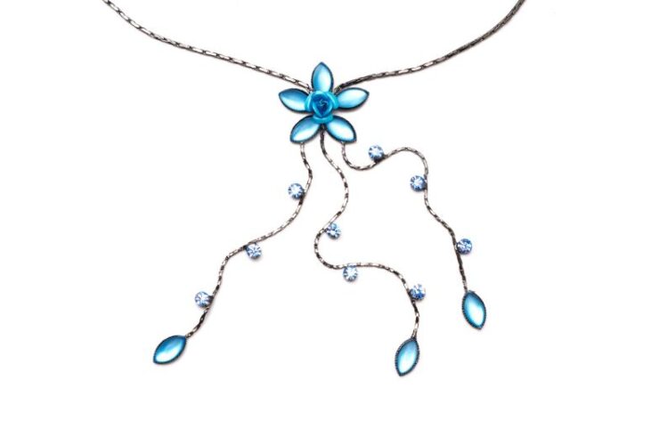 Top Trending flower necklaces #beverlyhills #beverlyhillsmagazine #flowernecklaces #floralearings