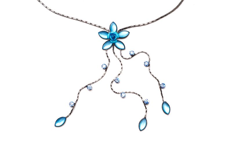 Top Trending flower necklaces #beverlyhills #beverlyhillsmagazine #flowernecklaces #floralearings