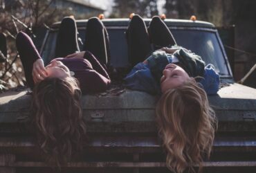 Top Ways To Bond And Know Your Friends Better #beverlyhills #beverlyhillsmagazine #bevhillsmag #friends #friendship #playinggames #cardgames