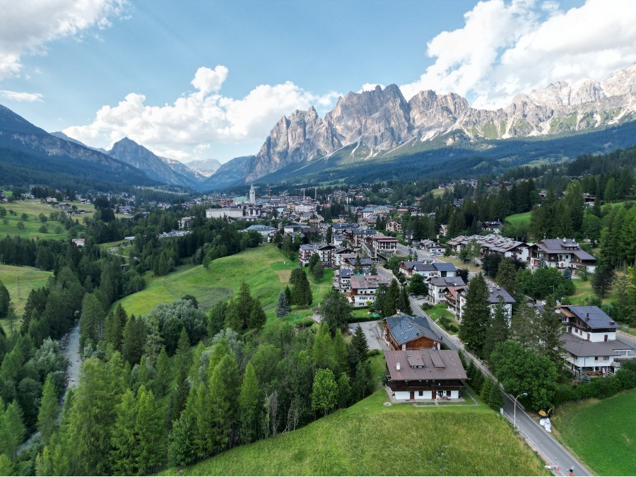 Splendor of Cortina d'Ampezzo: A Jewel of the Italian Alps #cortinadampezzo #italianalps #swissalps #italy #travel #vacation #beverlyhills #bevhillsmag #beverlyhillsmagazine