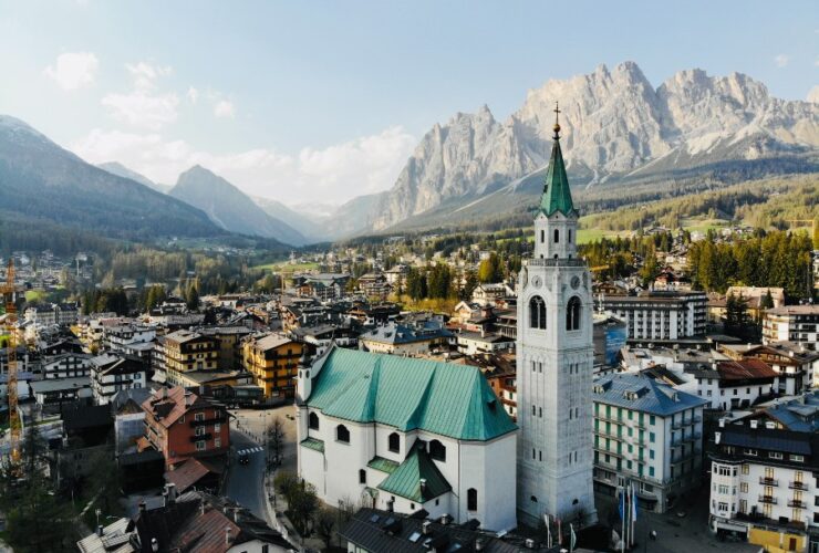 Luxury Escapes to Cortina d'Ampezzo in the Swiss Alps #cortinadampezzo #italianalps #swissalps #italy #travel #vacation #beverlyhills #bevhillsmag #beverlyhillsmagazine