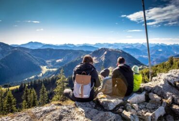 Unexpected Lessons Learned from Parenting While Traveling #beverlyhills #beverlyhillsmagazine #parentingwhiletraveling #travelingwithchildren #parentinghabits #travelwithyourchildren #travelingasafamily #bevhillsmag