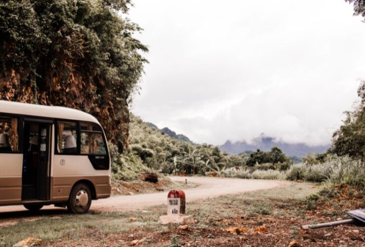 Using a Shuttle Bus or Renting a Car? 6 Tips to Help You Decide #beverlyhills #beverlyhilllsmagazine #rentingacar #shuttlebus #publictransport #planningatrip #rentalcompanies