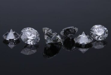What Is an Emerald Cut Engagement Ring? #beverlyhills #beverlyhillsmagazine #engagementring #emeraldcutdiamonds #5carats #engagementring