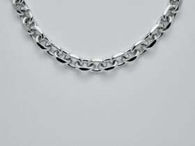 What Makes Cuban Chains So Popular? #beverlyhillsmagazine #beverlyhills #personalstyle #rockyourownstyle #pieceofjewelry #necklaces #cubanchains #bevhillsmag