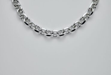 What Makes Cuban Chains So Popular? #beverlyhillsmagazine #beverlyhills #personalstyle #rockyourownstyle #pieceofjewelry #necklaces #cubanchains #bevhillsmag