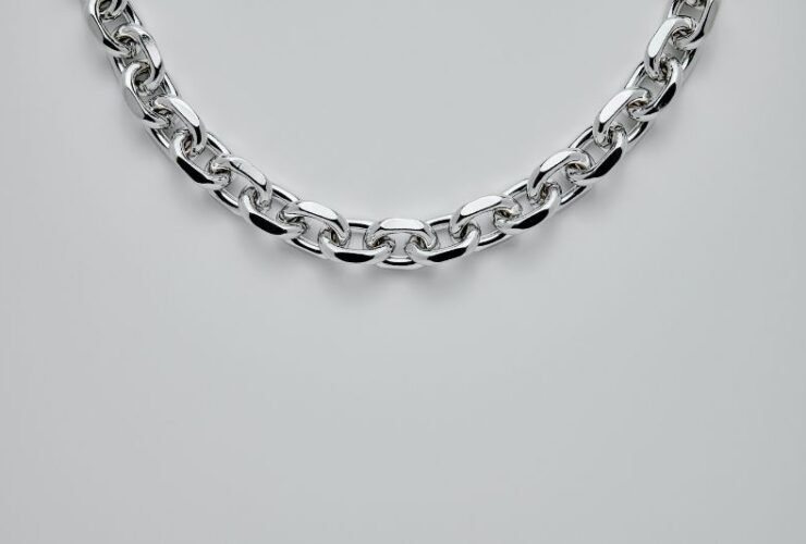 What Makes Cuban Chains So Popular? #beverlyhillsmagazine #beverlyhills #personalstyle #rockyourownstyle #pieceofjewelry #necklaces #cubanchains #bevhillsmag