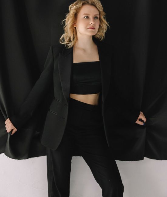 What Should I Wear With A Black Crop Top? #beverlyhills #beverlyhillsmagazine #blackcroptop #high-waistedskirts #joggerpants #versatileoutfits