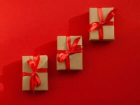 What to Consider When Purchasing a Gift for Someone #beverlyhills #beverlyhillsmagazine #purchasingagift #shoppingforgifts #uniqueideas #perfectgifts