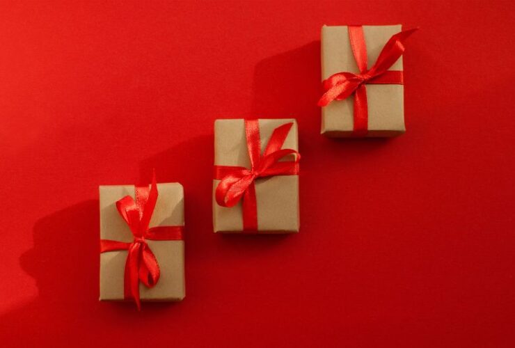 What to Consider When Purchasing a Gift for Someone #beverlyhills #beverlyhillsmagazine #purchasingagift #shoppingforgifts #uniqueideas #perfectgifts