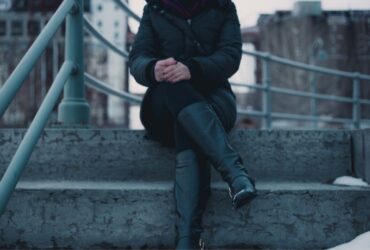 What to Wear With Snow Boots For Women #beverlyhills #beverlyhillsmagazine #snowbootsforwomen #wearsnowboots #casualoutfit #stylishlook