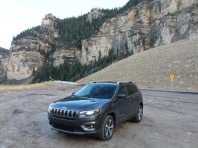 What's the Difference Between a Jeep and a SUV? #beverlyhills #beverlyhillsmagazine #bevhillsmag #sportsutilityvehicles #SUVs #Jeep #automotivebrand