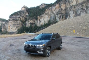 What's the Difference Between a Jeep and a SUV? #beverlyhills #beverlyhillsmagazine #bevhillsmag #sportsutilityvehicles #SUVs #Jeep #automotivebrand