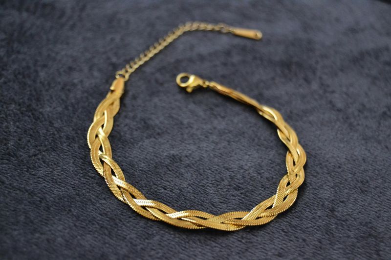 Why Gold and Platinum Chains Remain Timeless Fashion Staples #beverlyhills #beverlyhillsmagazine #platinumchains #timelessfashion #goldplatedchain