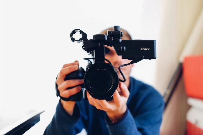 Why Is Videography Paramount If You Organiza An Exclusive Party #beverlyhills #beverlyhillsmagazine #bevhillsmag #video #videography #videographer #skilledvideographer #capturingmovingimages