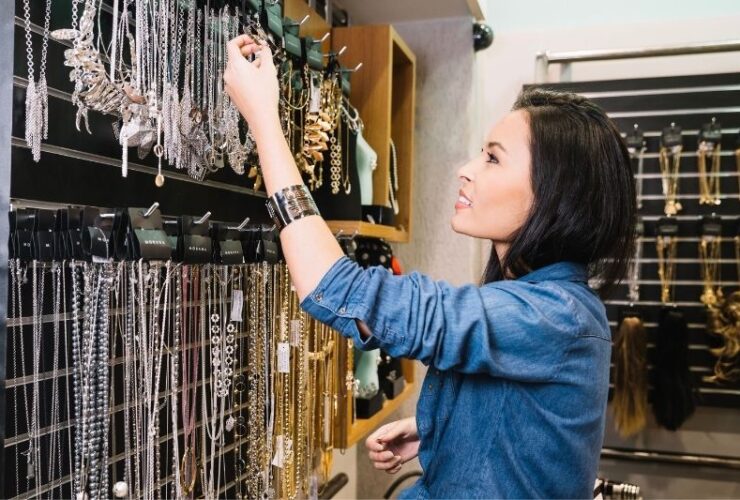 Why Jewelry Market is Booming During a Pandemic #beverlyhills #beverlyhillsmagazine #bevhillsmag #jewelrymarket #jewelryfanatic #buydiamond #high-endjewelry #investment #riseinengagements