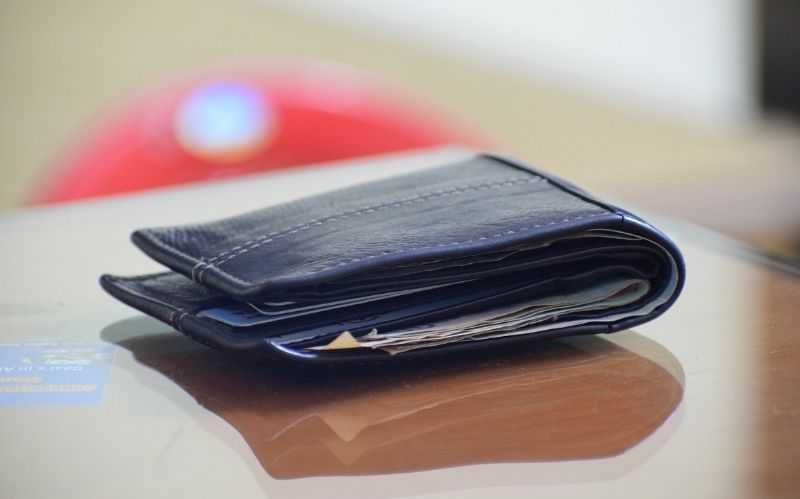 Why Most Men Choose Black Leather Wallets #beverlyhills #beverlyhillsmagazine #bevhillsmag #strongmaterials #blackleatherwallets #moneyclipwallet #blackgoeswithanything