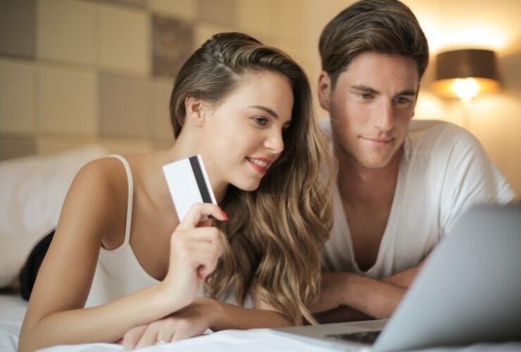 Why Shopping Online Is Better than Going to the Mall #beverlyhills #beverlyhillsmagazine #bevhillsmag #shoppingonline #internet #buyclothes