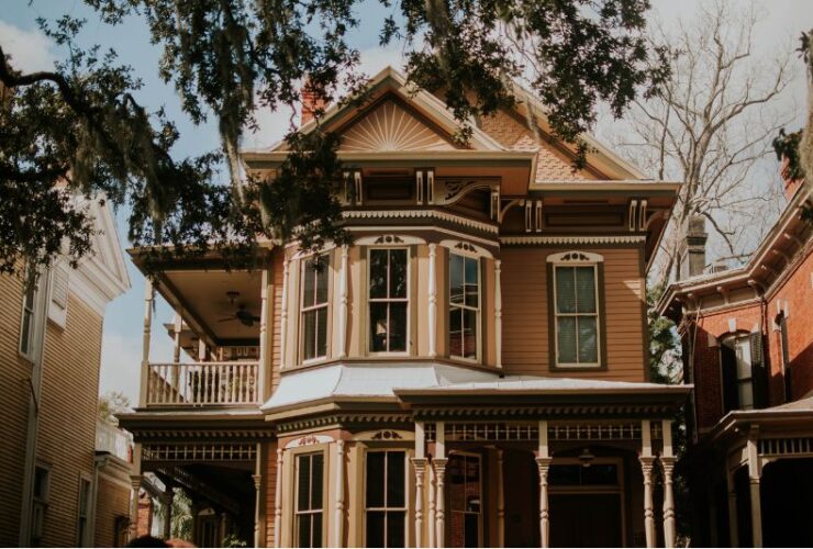 Your Home Exterior Will Look Great With These Interesting Ideas #beverlyhills #beverlyhillsmagazine #homeexterior #paintingyourhouse #exteriorimprovement #updatingyourlandscape