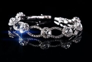 Echoes Of Old Hollywood: This Year’s Red Carpet Trends #beverlyhills #beverlyhillsmagazine #bevhillsmag #elegantearrings #hollywood #diamondnecklaces #redcarpettrends #fashiontrends