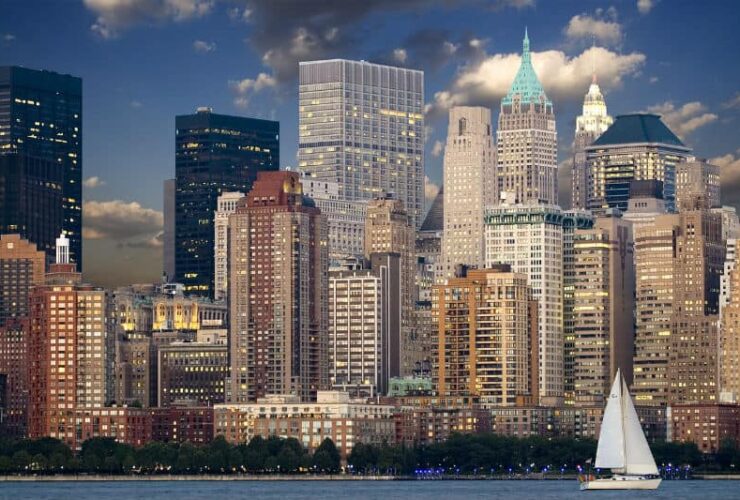Living in Manhattan vs Brooklyn: Which is better? #newyork #realestate #city #living #homes #manhattan #brooklyn #dreamhomes #beverlyhills #beverlyhillsmagazine #bevhillsmag