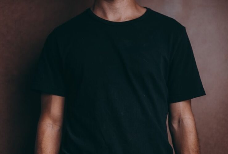 5 Easy Ways to Style a Black T-Shirt for Men #beverlyhills #beverlyhillsmagazine #bevhillsmag #blackt-shirt #t-shirt #casualoutfit #oxfordshirt