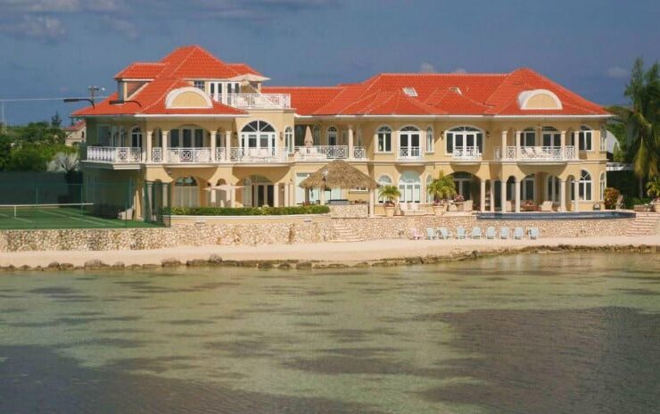 An Idyllic Luxury Home in Grand Cayman #dreamhomes #caymanislands #realestate #homesforsale #beachhomes #beverlyhills #beverlyhillsmagazine #bevhillsmag #travel #exclusive #luxury