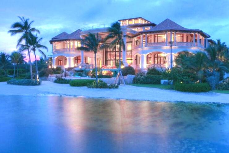 A Luxury Home In A Cayman Island Paradise #dreamhomes #caymanislands #beachhomes #beverlyhills #beverlyhillsmagazine #bevhillsmag #travel #exclusive #luxury #vacations