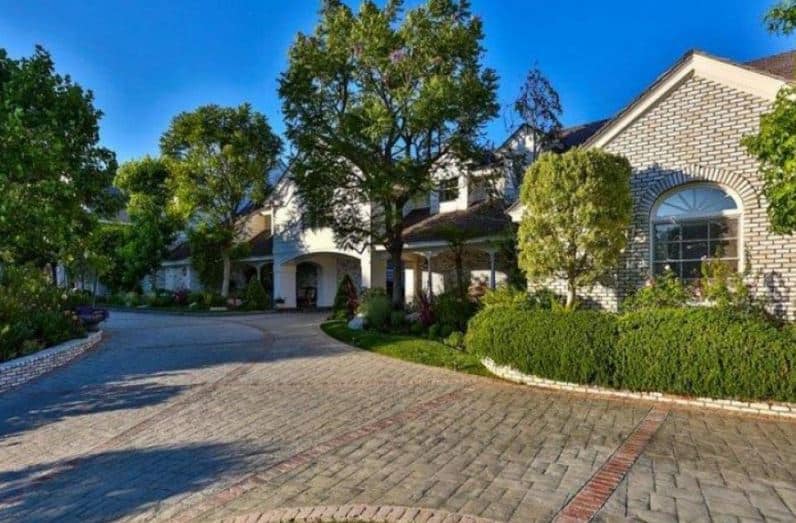 Jennifer Lopez Sells Mansion
