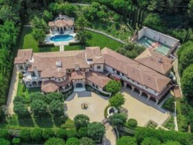 A Luxurious #Mansion in Exclusive Beverly Park North #beverlyhills #realestate #mansions #homes #dreamhome #celebrity #homesforsale #beverlyhillsmagazine #bevhillsmag