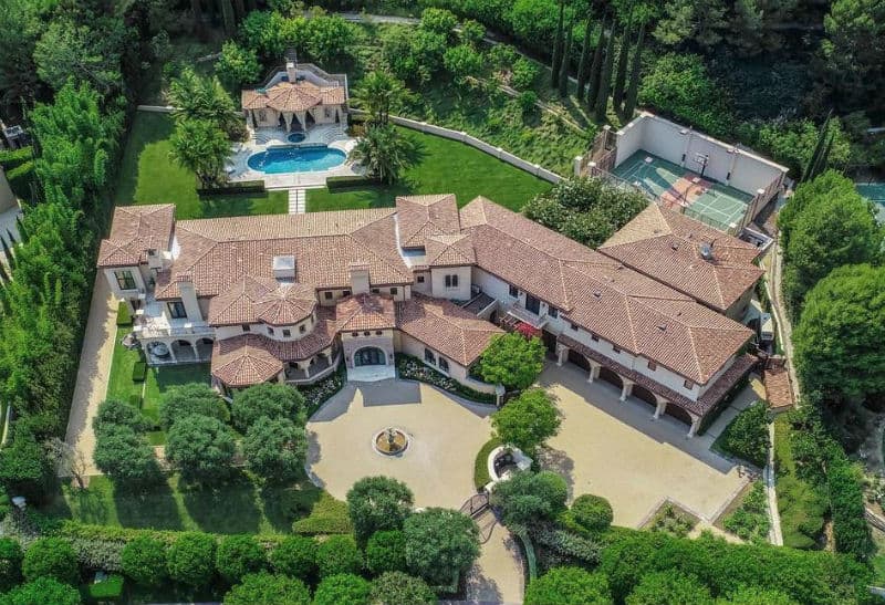 A Luxurious #Mansion in Exclusive Beverly Park North #beverlyhills #realestate #mansions #homes #dreamhome #celebrity #homesforsale #beverlyhillsmagazine #bevhillsmag