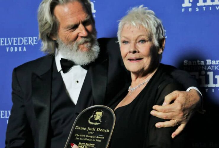 Actor Jeff Bridges presents Dame Judi Dench Kirk Douglas Award (Photo by Bonnie Carroll)