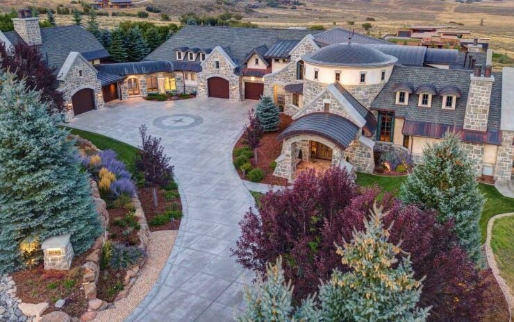 A Grand #Mansion in the #Mountains of Park City, Utah #USA #parkcity #utah #dreamhomes #parkcityutah #realestate #homesforsale #skilife #beverlyhills #beverlyhillsmagazine #luxury #exclusive #luxurylifestyle #beautiful #life #beverlyhills #BevHillsMag