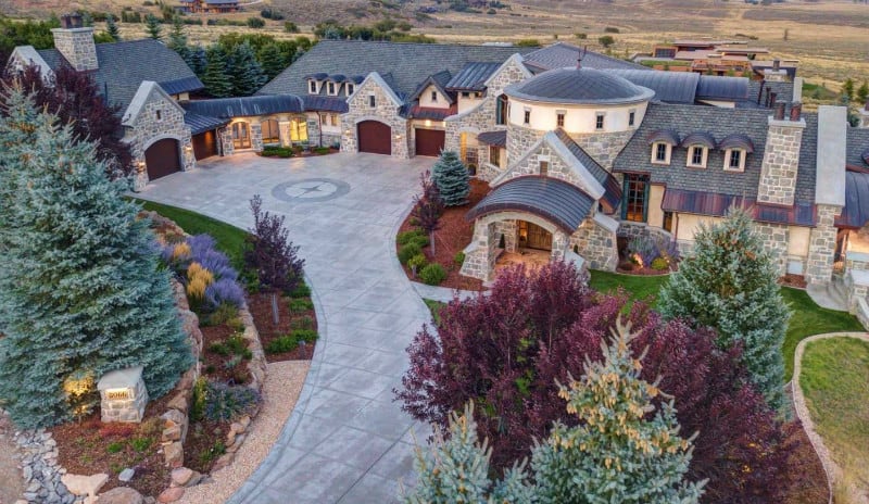 A Grand #Mansion in the #Mountains of Park City, Utah #USA #parkcity #utah #dreamhomes #parkcityutah #realestate #homesforsale #skilife #beverlyhills #beverlyhillsmagazine #luxury #exclusive #luxurylifestyle #beautiful #life #beverlyhills #BevHillsMag