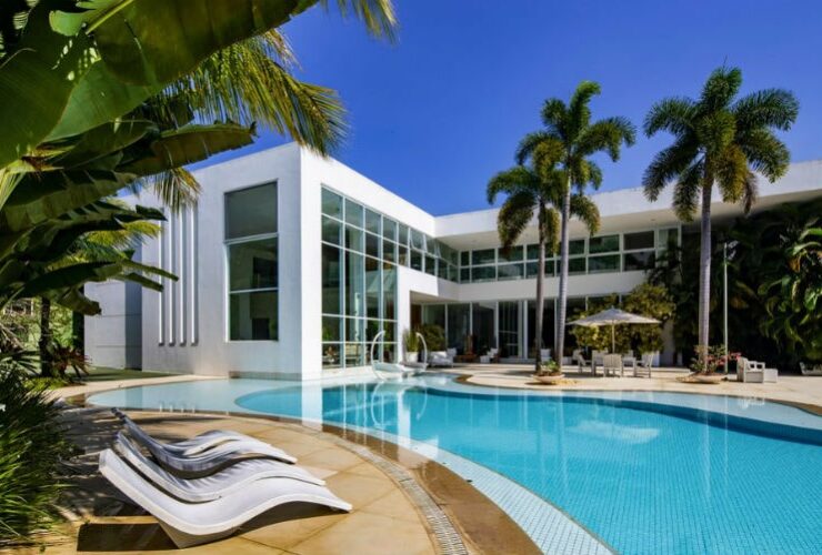 A Modern #Mansion in Rio de Janeiro #luxury #realestate #homesforsale #riodejaneiro #brasil #dreamhomes #beverlyhills #bevhillsmag #beverlyhillsmagazine