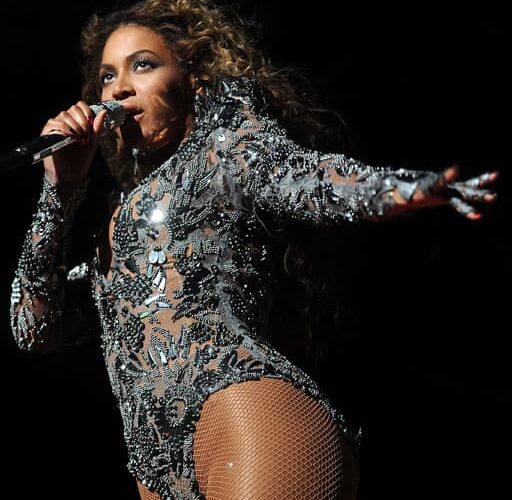 Beyonce on stage at MTV VMA 2014