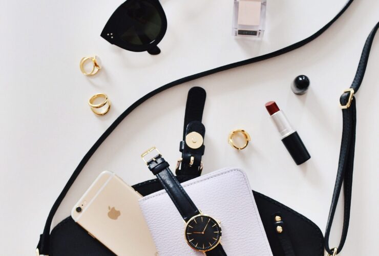 Summer's Essential Beauty Bag #makeup #beauty #summer #beautiful #beautyproducts #bevhillsmag #beverlyhills #beverlyhillsmagazine #hair #serum